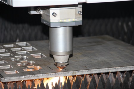 Why does the metal laser cutting machine produce slope when processing the seam of thick metal plate?